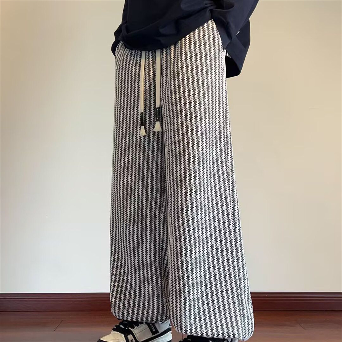 Mens Fashion Trend 2026 - Celana Kasual Pria Motif Garis Musim